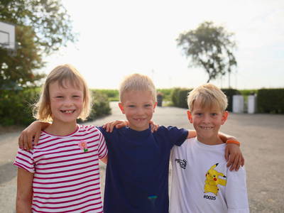 Kinder, die Freundschaft geschlossen haben, auf dem Hoflplatz