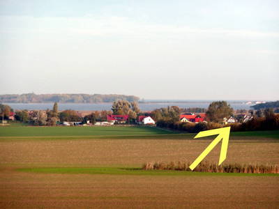 der Pfeil zeigt die Lage der Häuser