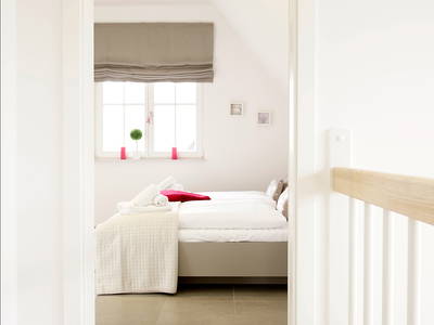 Blick in das Schlafzimmer mit Doppelbett