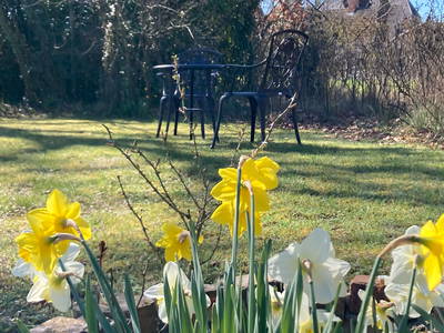 Lauschige Sitzecken im großen Garten