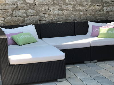 Loungemöbel im Hof