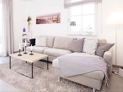 Blick auf den gemütlichen Wohnbereich am Kaminofen