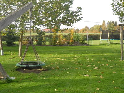 Nestschaukel und Trampolin