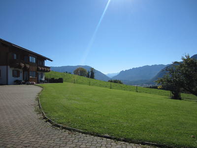 Die Spielwiese mit Aussicht auf den Untersberg, Schlafende Hexe und die Berge in Berchtesgaden.