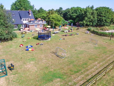 vorne links: Außegehege der Streicheltiere