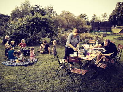 Stockbrot, Lagerfeuer und gemeinsame Mahlzeiten im Freien – ein Sommertraum.