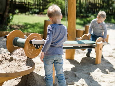 Auf dem Abenteuersandplatz im Bauergarten warten spannende Spielgeräte