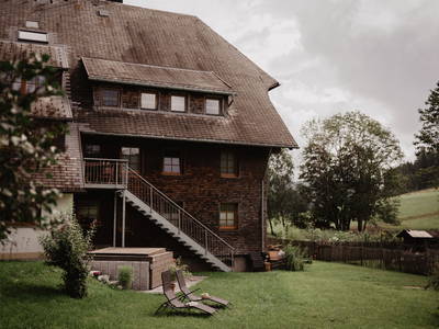 Griesbachhof Westseite mit Außenwhirlpool
