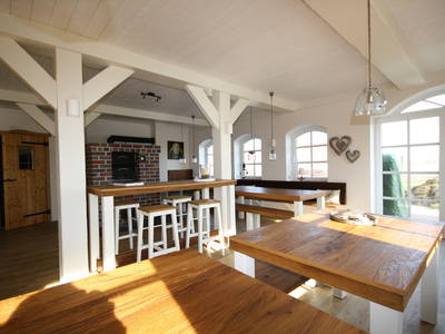 Im Gemeinschaftsraum stehen für Sie Bücher, Spiele und frischer Kaffee bereit. Der Flachbild-TV wird für spannende Fußballspiele aufgeklappt und dann versammelt sich der halbe Hof zum Mitfiebern