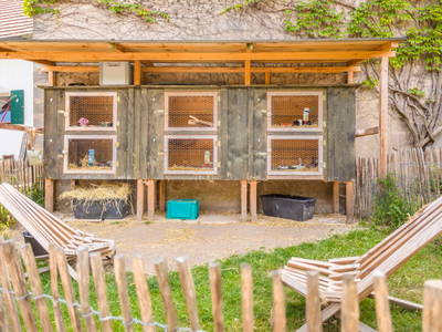 Hasenstall mit Auslauf und Sitzgelegenheit für die Besucher