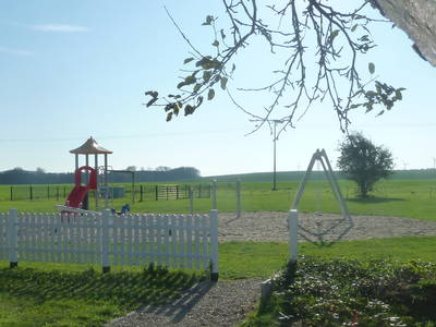 kleiner neuer Spielplatz mit Bolzplatz