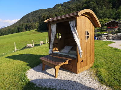 Im Alpenkorb entspannen mit Blick auf den Chiemsee