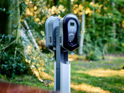 Man kann mit einem E-Auto anreisen und vor Ort wieder auftanken