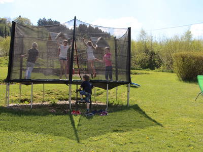 Auf unser großes Trampolin passen (fast) alle Kinder!