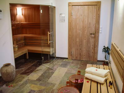 Die großzügige Sauna bietet fünf bis sechs Personen Platz