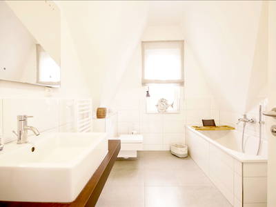 Blick in das Vollbad im OG