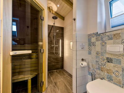 Modernes Wellnessbad mit Sauna und Whirlewanne