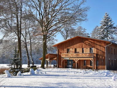 Winterbild Kinder bauten Schneefrauen und -männer