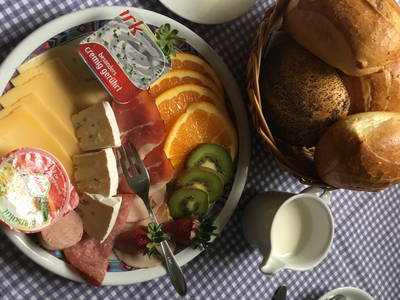 Während der Corona-Zeiten biete ich leider (!) nur sehr bedingt Frühstücksservice an.