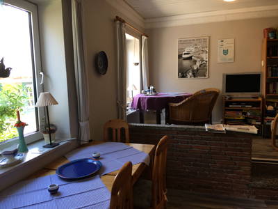 (Frühstücks-) Aufenthaltsraum vorrangig für die Gäste im Bauernhaus. Bücher- und Spielesammlungen, Tagespresse...