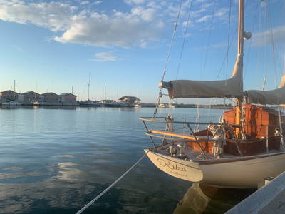 Der Jachthafen, im Hintergrund auch Hafen mit Fischereibetrieb