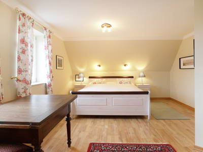 großes Schlafzimmer im OG mit Schreibtisch und Schrank