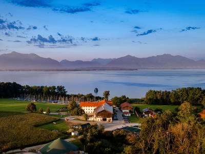 Unser Hof liegt direkt am Chiemsee
