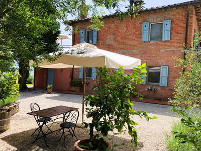 Einer der vielen Sitzplätze auf dem Grundstück