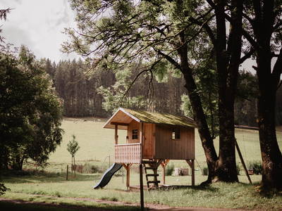 spielhaus mit Sandkasten und Rutsche
