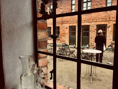 Vorne im Hof, Haus 1