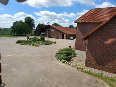 Hofansicht vom Wohnzimmerfenster