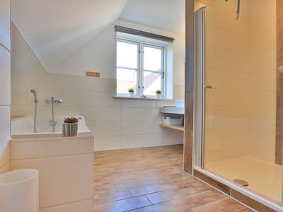 Badezimmer mit Dusche und Badewanne im OG