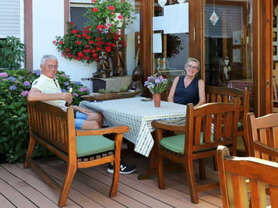 Vorm Wintergarten, hier kann man es sich gemütlich machen