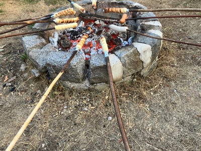 Lagerfeuer mit selbstgemachten Stockbrot