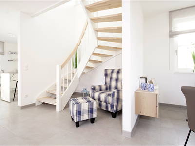 Blick vom Essbereich auf die Treppe