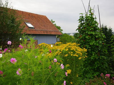Bauerngarten mit Rückseite Fruchtspeicher