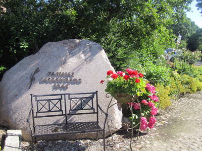 Unser großer Felsstein im Garten