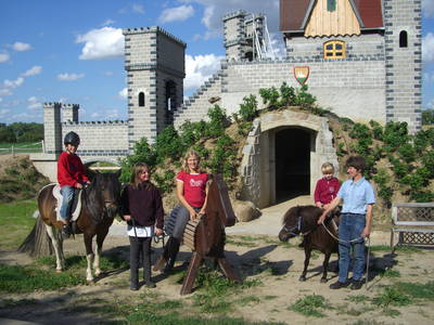 Wir bieten geführtes Ponyreiten an 3 Tagen die Woche an