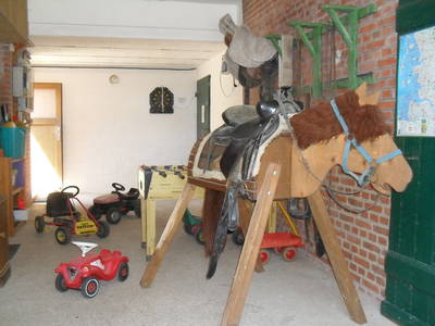 Holzpferd Mona wartet in der Diele auf euch