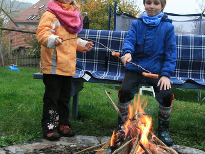 Lagerfeuerromantik auf unserem Spielplatz - was gibt´s Schöneres?