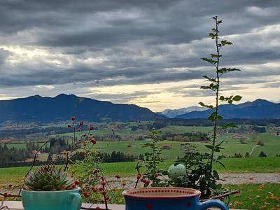 Teepause mit Blick in das herbstliche Ammertal