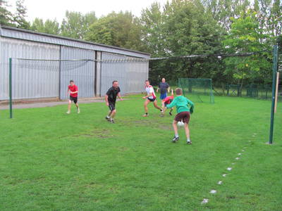 Zum Fußballspielen finden sich immer Leute