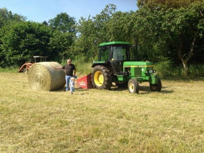 Traktor fahren mit dem Gastgeber