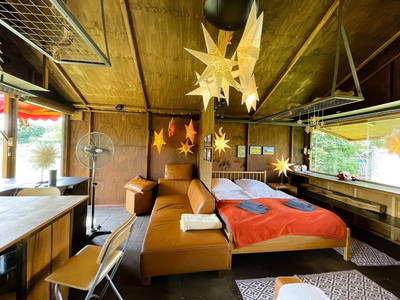 Die Sternehütte, Blick auf Tisch, Sofa und Bett