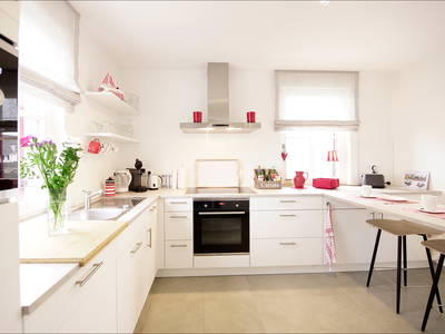 Blick in die moderne voll ausgestattete Küche