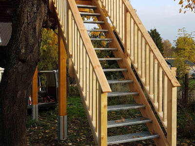 Aussentreppe-Ferienhaus-Baumhaus-Wesertal-Weserbergland