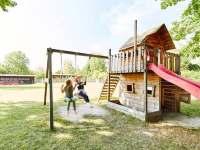 Gut Pälitzhof - Spielbereich mit Kletterhaus, Schaukel, Rutsche