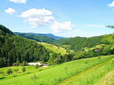 Panoramasicht vom Müllerbauernhof ins Maisachtal