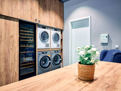 Der Serviceraum mit einem SB-Bereich, Waschmaschine, Trockner, Spielen, Büchern uvm.