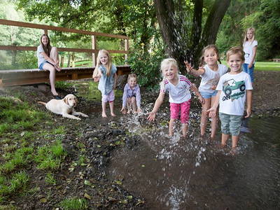 Spielen am Bach